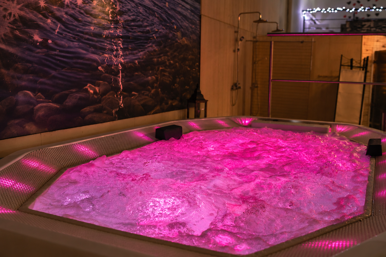 Ciepłe światło i tafla wody w strefie jacuzzi